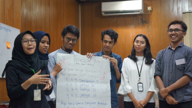 Para calon pengajar memaparkan hasil diskusinya di gedung Wisma Lampung, Jakarta