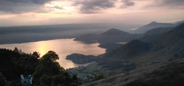 Pemadangan Danau Toba dari Menara Tele. Foto: kumparan