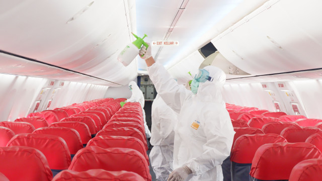 Penyemprotan disinfektan di pesawat Lion Air