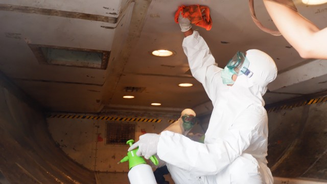 Penyemprotan disinfektan di pesawat Lion Air