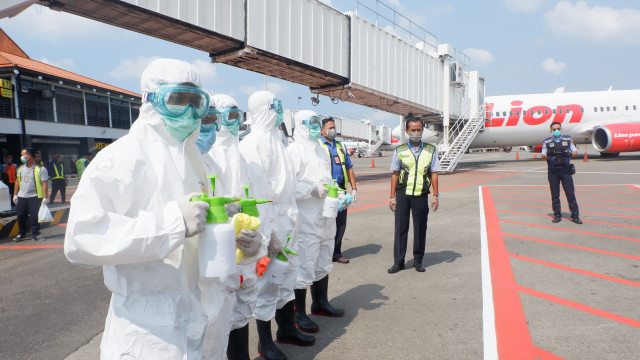 Penyemprotan disinfektan di pesawat Lion Air