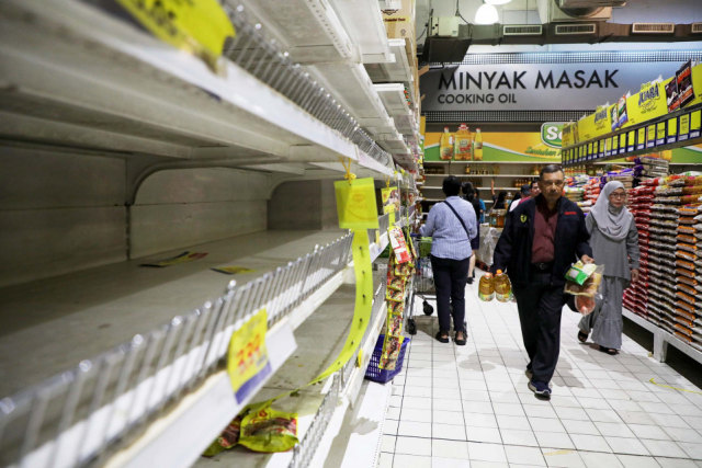 Suasana Panic Buying di Malaysia Foto: REUTERS/Lim Huey Teng