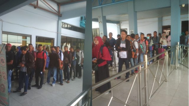 SUASANA penumpang di Pelabuhan Internasional Bandar Sri Setia Raja, Selat Baru, Bengkalis, Riau, Selasa, 17/3/2020. 