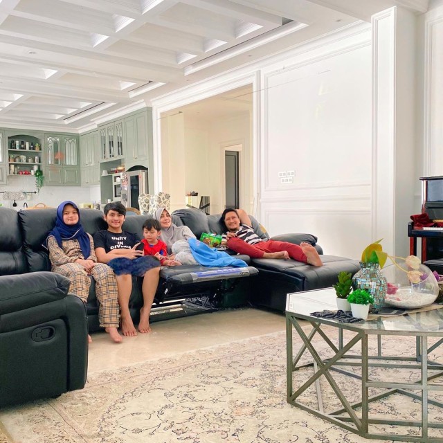 5 Potret Artis Habiskan Waktu di Rumah demi Hindari Corona (311792)