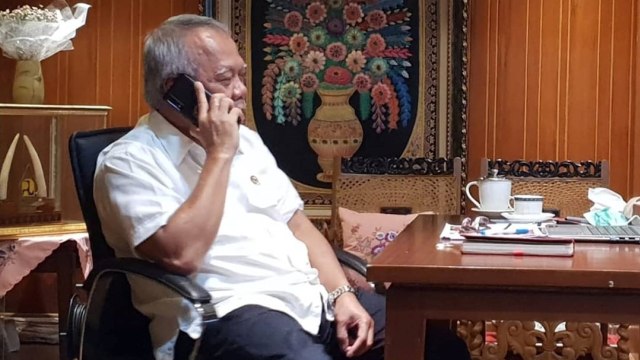 Menteri PUPR Basuki Hadimuljono menjalankan tugas rutin dan mengikuti beberapa kegiatan penting dari kediaman. Foto: Instagram/@kemenpupr