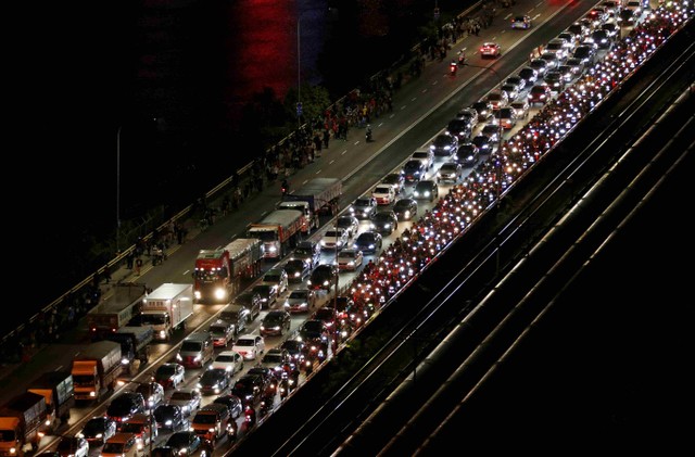 Kendaraan berbaris untuk memasuki Singapura dari Johor di Woodlands Causeway. Foto: REUTERS / Edgar Su