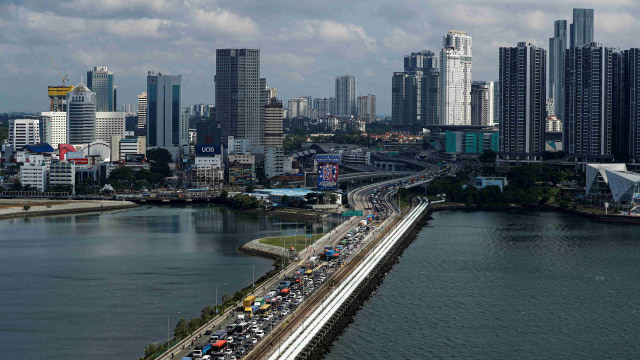 Kendaraan berbaris untuk memasuki Singapura dari Johor di Woodlands Causeway, sebelum Malaysia lockdown. Foto: REUTERS / Edgar Su
