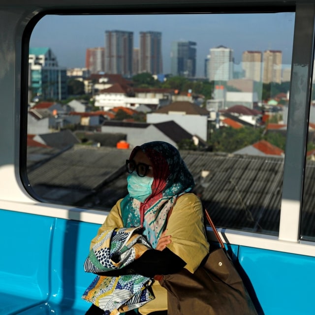 Penumpang MRT menggunakan masker di tengah penyebaran virus corona di Jakarta, Selasa (17/3/2020). Foto: Reuters/Willy Kurniawan