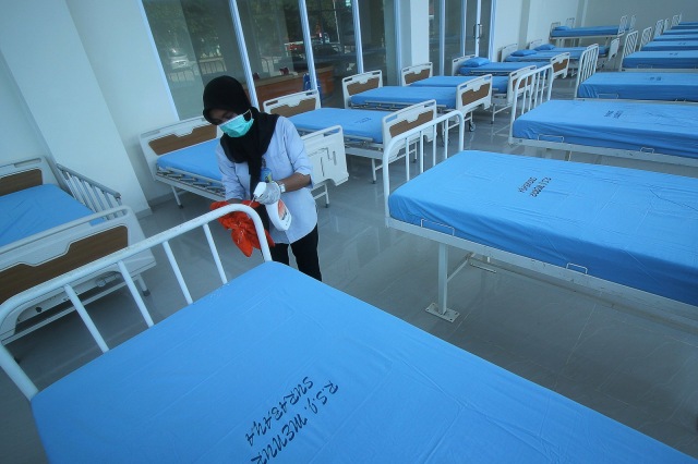 Pekerja membersihkan ranjang pasien di salah satu ruang isolasi di RS Jiwa Menur, Surabaya, Jawa Timur, Selasa (17/3/ Foto: ANTARA FOTO/Moch Asim