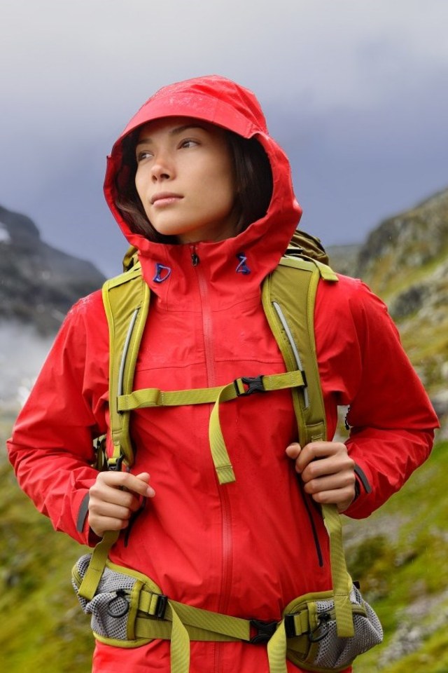 Ilustrasi perempuan naik gunung Foto: Shutter Stock