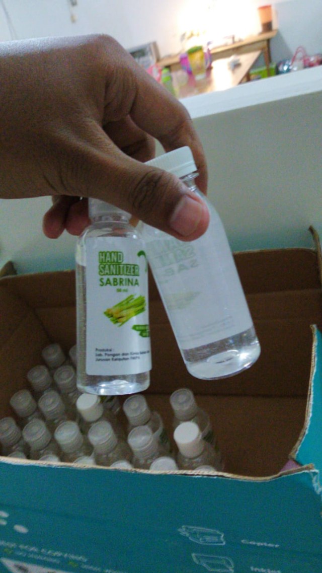 Hand sanitizer yang diproduksi mahasiswa FMIPA Untan Pontianak. Foto: Dok. Indi Rizki