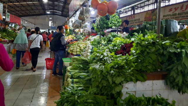 Stok bahan pangan di Pasar 8 Alam Sutera, Tangerang Selatan cukup memadai. Aktivitas perdagangan normal. Foto: Wendiyanto/ kumparan