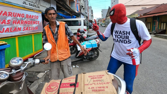 Spiderman dari Pare-pare bagikan hand sanitizer untuk cegah virus corona. Foto: Dok. Istimewa