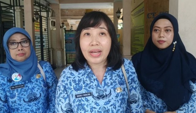 Plt Kepala Dinas Kesehatan Shierly Marlena saat memberikan keterangan terkait kebijakan pembatasan kunjungan pasien di RSUD Soedarsono, Selasa (17/3/2020).