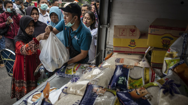 Warga memilih beras dalam operasi pasar komoditas pangan di Pasar Kramat Jati. Foto: ANTARA FOTO/Aprillio Akbar