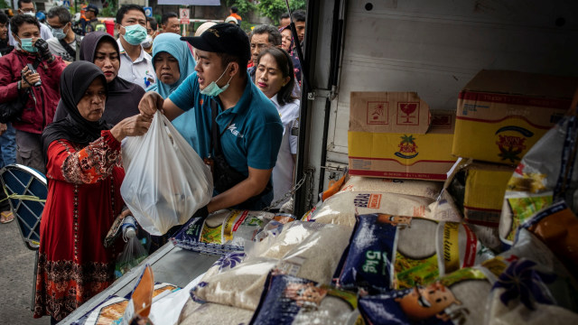 Karyawan Perum BULOG melayani pembeli dalam operasi pasar komoditas pangan di Pasar Kramat Jati, Jakarta, Rabu (18/3). Foto: ANTARA FOTO/Aprillio Akbar