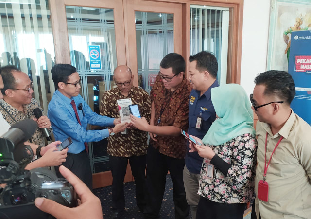 Bank Indonesia perwakilan Sumsel bersama pihak penyedia jasa mempelihatkan transaksi menggunakan QRIS. (Foto. Reno/Urban ID)