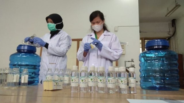 Produksi Hand Sanitizer di Dept. Kimia Kedokteran FKUI. Foto: Dok. Universitas Indonesia