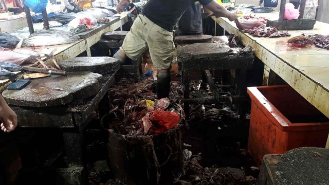 Air Limbah Petugas Pedagang Buang Limbah  Ikan di Kantor Wali Kota dan BP2RD 