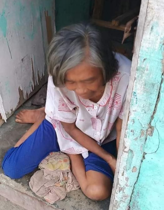 Kisah Pria di Sumbar Boyong Ibunya yang Lumpuh Setiap Hari ke Tempat Kerja (860724)