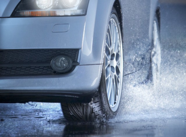 Ilustrasi ban mobil pada jalan basah. Foto: Dok. torque.com.sg