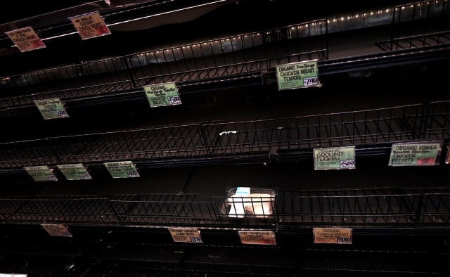 Rak kosong terlihat di supermarket di Manhattan, New York City, Selasa (17/3). Foto: Johannes EISELE / AFP