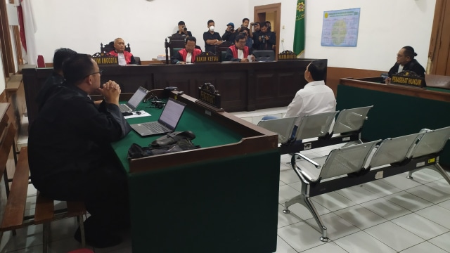 Mantan Sekda Jabar Iwa Karniwa menjalani sidang putusan di Pengadilan Tipikor Bandung, Rabu (18/3). Foto: Rachmadi Rasyad/kumparan
