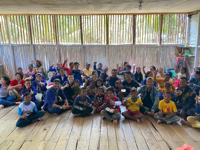 Rombonga RSA dr. Share dan camat Katang Bidare bersama dengan masyarakat suku laut Pulau Tereh. Foto: Istimewa