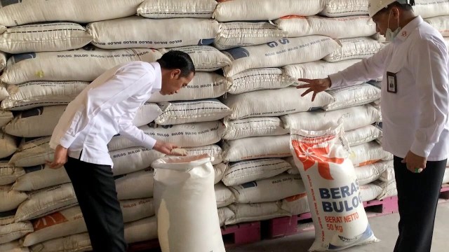 Jokowi Sindir Bulog: Ambil Banyak Beras Petani, Tapi Enggak Bisa Jualnya