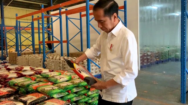 Presiden Joko Widodo melihat beras yang sudah dikemas di Gudang Bulog Kelapa Gading. Foto: Dok. Biro Pers Media dan Informasi Sekretariat Presiden