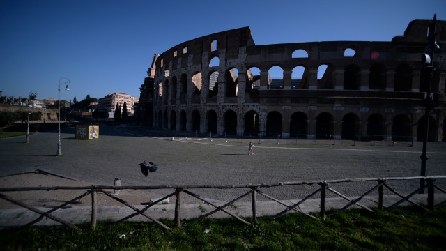 Suasana sepi di sekitar monumen Colosseum, Roma, Italia, Senin (16/3). Foto: Filippo MONTEFORTE / AFP