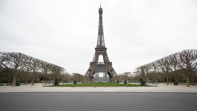 Jalan-jalan kosong dan halaman rumput terlihat sepi di Menara Eiffel di Paris, Prancis. Foto: Daniel Brown/Sipa USA VIA REUTERS