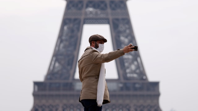 Eiffel sepi imbas corona