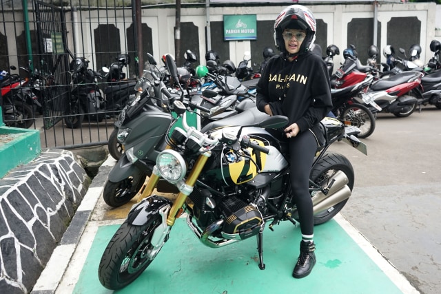 Foto Gaya Nikita  Mirzani  Naik Motor saat Hadiri Sidang di 