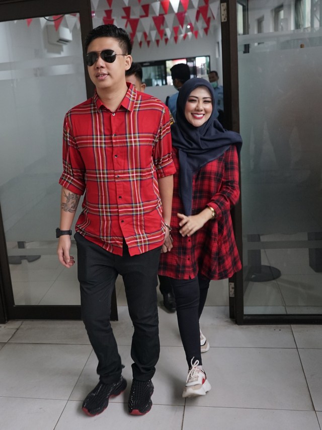 Rey Utami bersama Pablo Benoa saat tiba di Pengadilan Negeri Jakarta Selatan untuk menjalani sidang, Jakarta, Rabu, (18/3/2020). Foto: Ronny