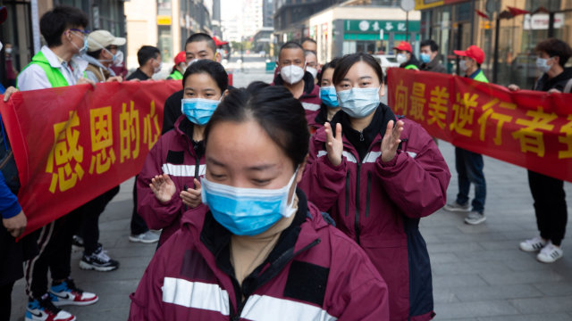 Petugas medis daruruat China yang merawat pasien virus corona atau COVID-19 mulai meninggalkan Wuhan, Hubei, China.  Foto: AFP/STR