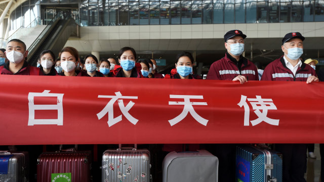 Petugas medis daruruat China yang merawat pasien virus corona atau COVID-19 foto bersama sebelum meninggalkan Wuhan, Hubei, China.  Foto: REUTERS/STR