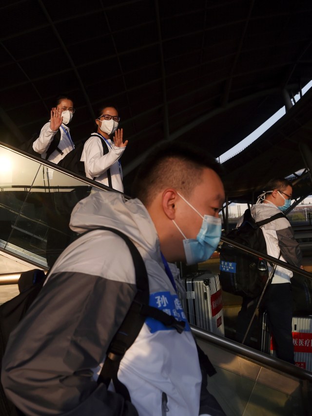 Petugas medis daruruat China yang merawat pasien virus corona atau COVID-19 mulai meninggalkan Wuhan, Hubei, China.  Foto: REUTERS/STR