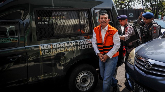 Terdakwa kasus suap Meikarta yang juga mantan Sekretaris Daerah Jawa Barat, Iwa Karniwa turun dari kendaraan tahanan untuk menjalani sidang. Foto: ANTARA FOTO/Raisan Al Farisi