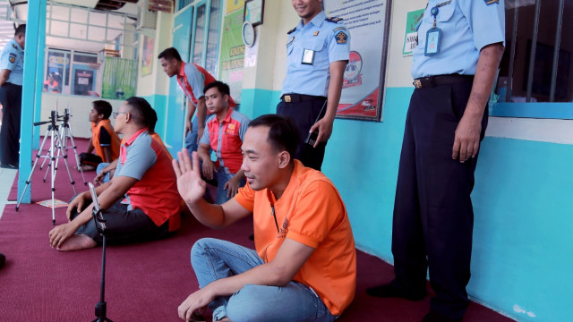 Warga binaan memanfaatkan fasilitas panggilan video (Video Call) sebagai ganti kunjungan tatap muka di Lapas Kelas II B Blitar, Jawa Timur, Senin (17/3/2020). Foto: ANTARA FOTO/Irfan Anshori