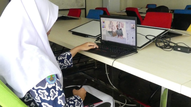 com- Salah satu siswa SMK Raden Umar Said Kudus jurusan desain komunikasi visual sedang asik menggambar Foto: Maharani Sagita/kumparan