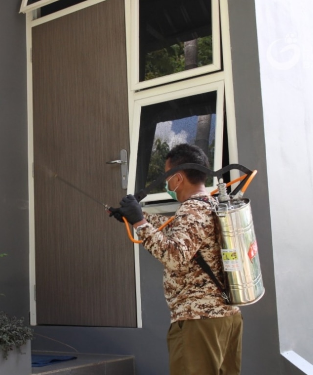 Proses penyemprotan disinfektan di mes PSIS Semarang. Foto: Dok. PT LIB