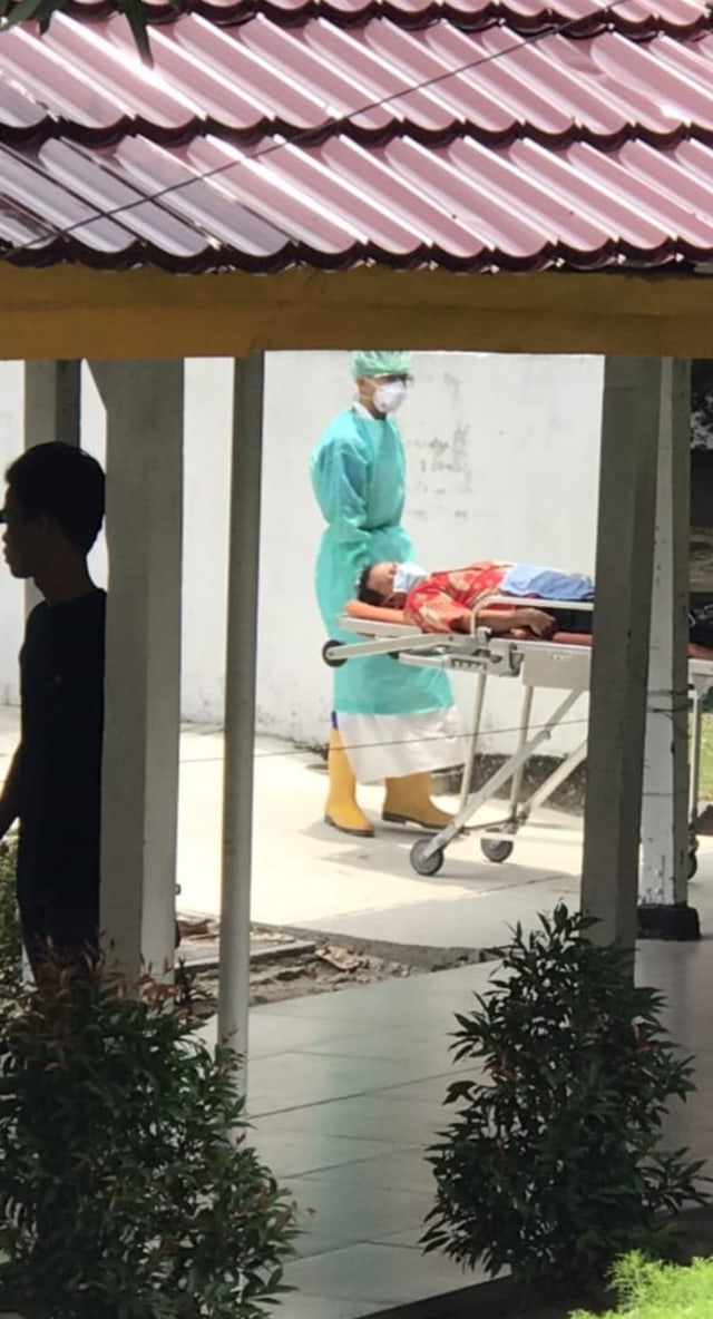 SEORANG pasien suspect Virus Corona saat dibawa ke ruang isolasi RSUD Arifin Achmad, Pekanbaru, awal Maret 2020. 
