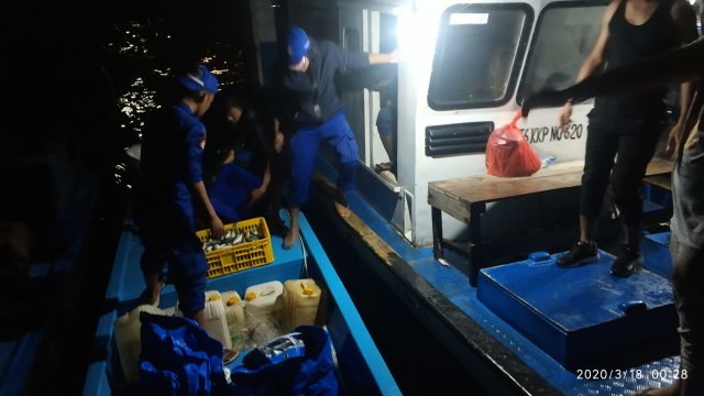 Polairud Polda Maluku Utara saat melakukan penangkapan terhadap terduga pengebom ikan. Foto: Istimewa