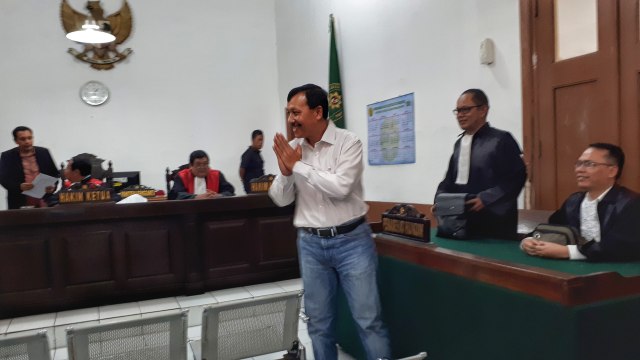 Eks Sekretaris Daerah Jawa Barat Iwa Karniwa dalam sidang putusan, di Pengadilan Tindak Pidana Korupsi Bandung, Rabu (18/3)