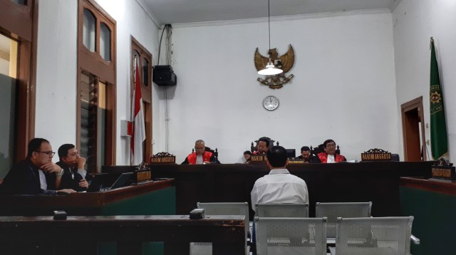 Eks Sekretaris Daerah Jawa Barat Iwa Karniwa dalam sidang putusan, di Pengadilan Tindak Pidana Korupsi Bandung, Rabu (18/3). (Foto: Assifa/bandungkiwari.com)