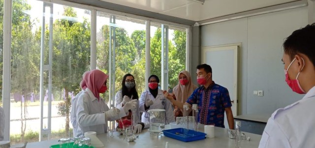 Proses penelitian para dosen Pendidikan Kimia FKIP UMRAH Tanjungpinang. Foto: Dok. UMRAH