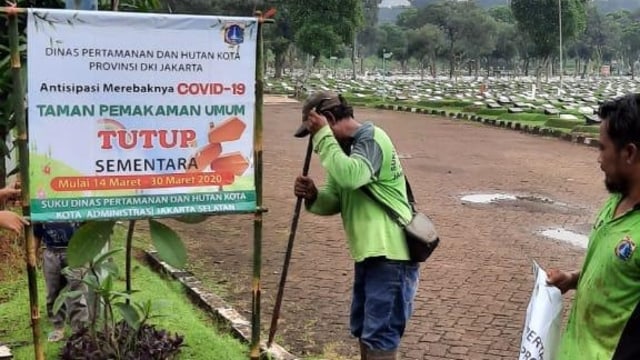 Pemasangan spanduk penutupan TPU