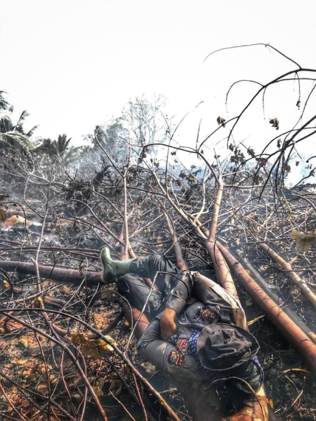 Viral, Video Tiga Polwan di Riau Seminggu Padamkan Api di Lahan Gambut (75215)