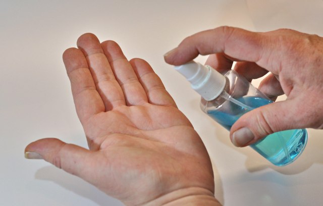 Ilustrasi penggunaan disinfektan. Sumber: Pixabay.
